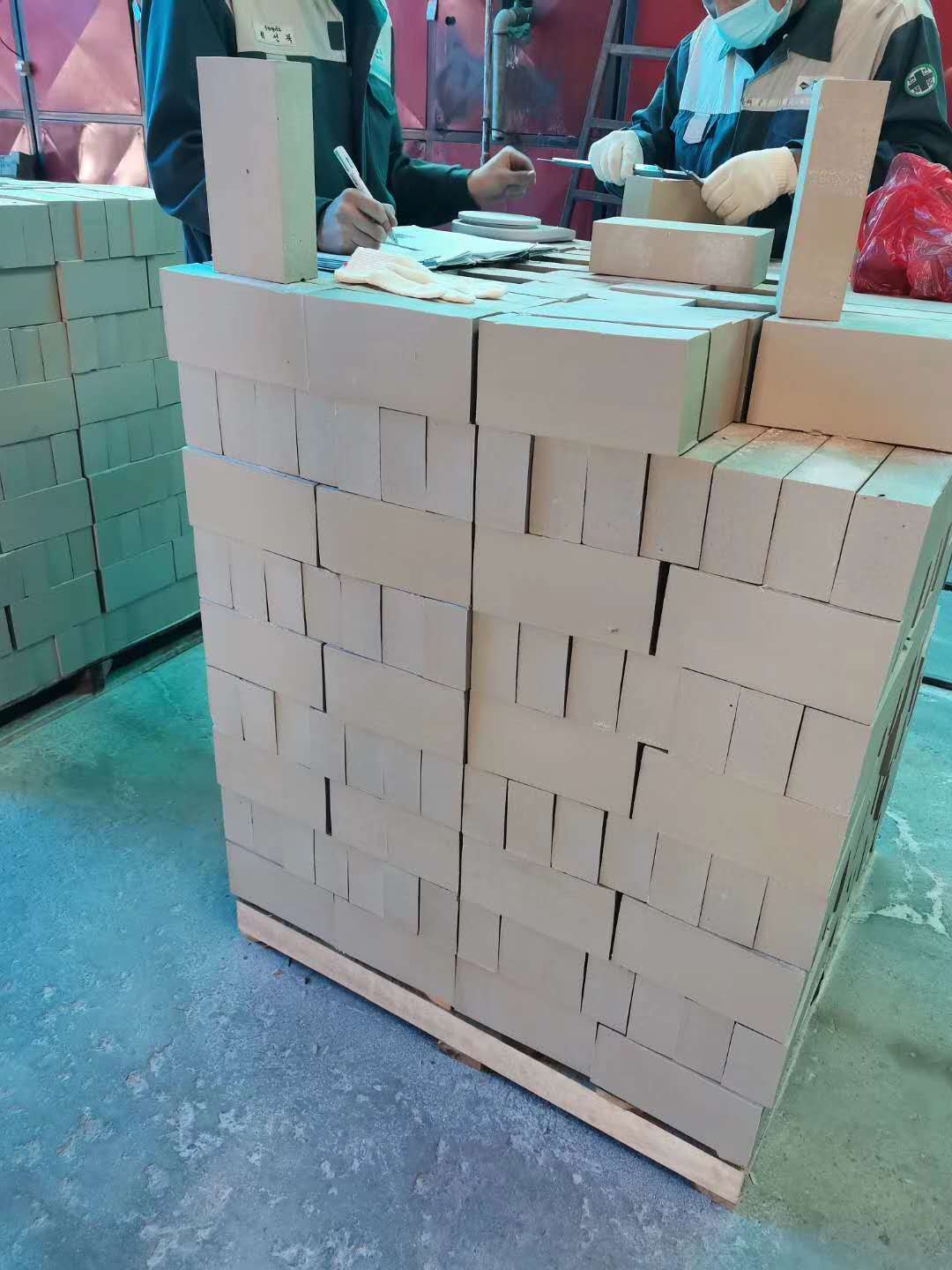 65厚耐酸磚今年處于一直是缺貨狀態(tài)，而且價(jià)格高，那么為什么會(huì)出現(xiàn)這種情況